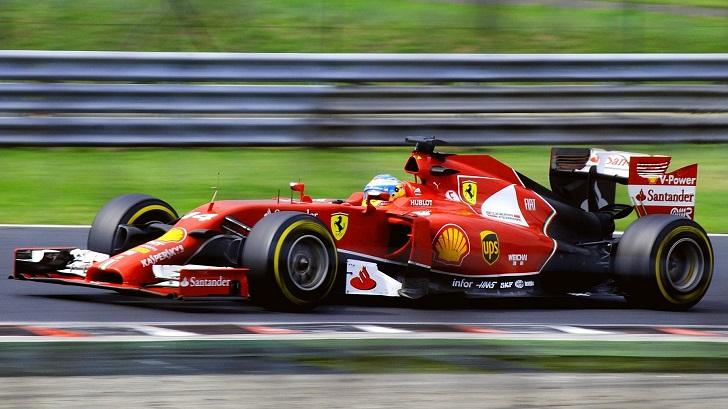 F1のレーシングカーの写真