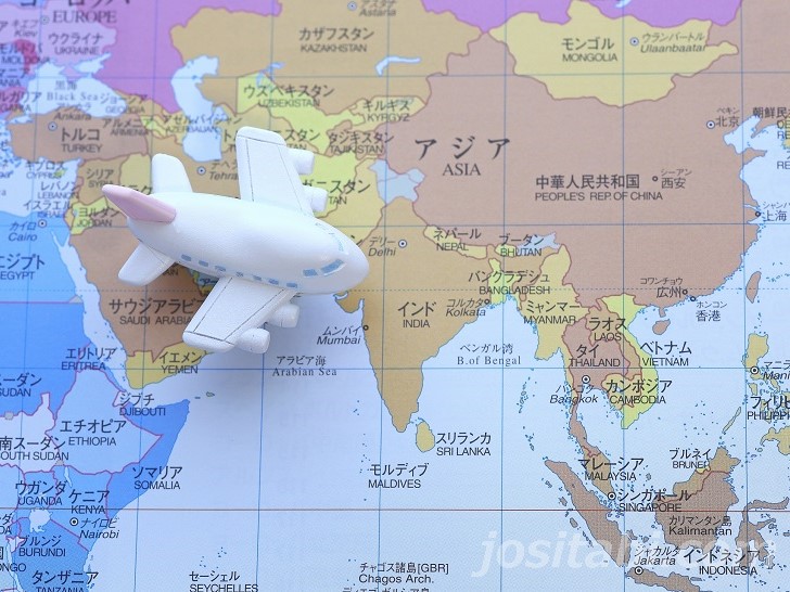 地図と飛行機のイメージ写真