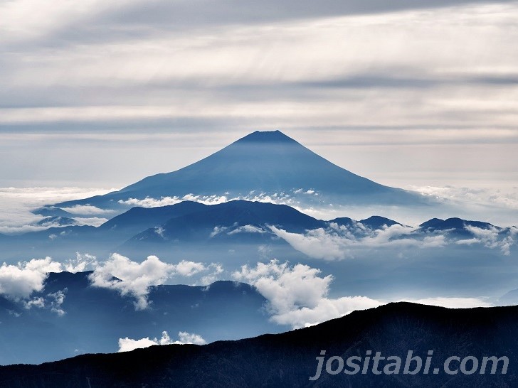 富士山のシルエットのイメージ写真